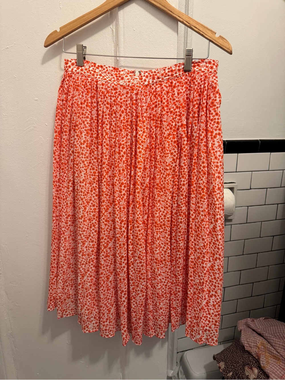 Women's Floral Pleated Midi Skirt Red and White size 6